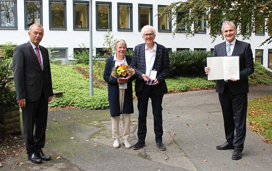 Der Geehrte mit Ehefrau Gudrun, Bürgermeister und Landrat Der Geehrte mit Ehefrau, Bürgermeister und Landrat