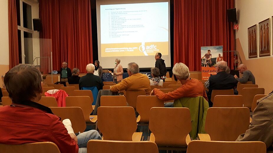 Corona-bedingt viel Platz im Saal Blick durch den Versammlungssaal zur Bühne