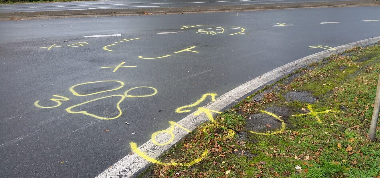 Unfallstelle mit gelben Markierungen im Fahrradform