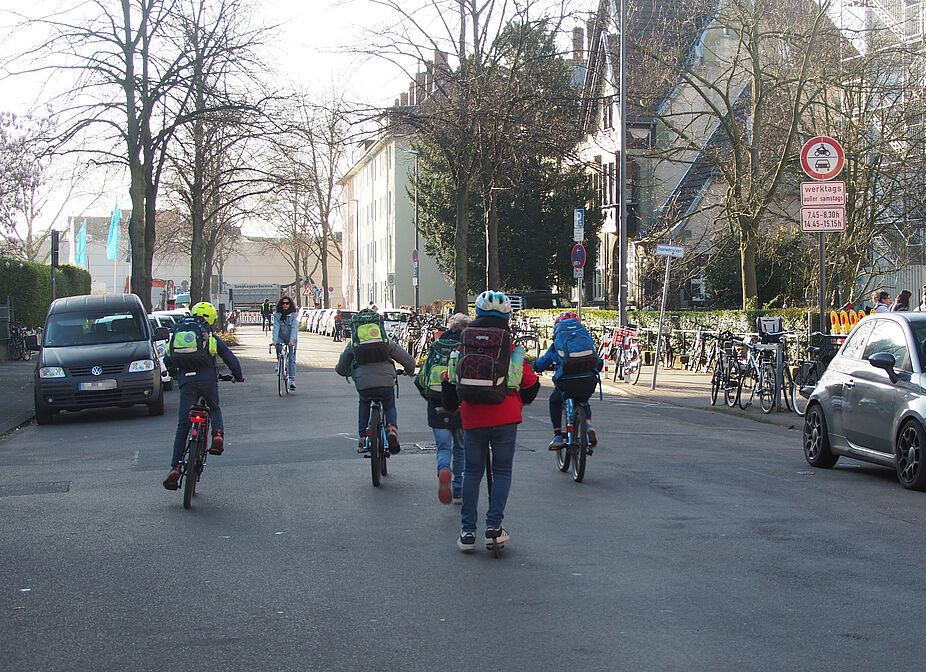 Schulstrasse in Köln mit Kindern Schulstrasse in Köln mit Kindern