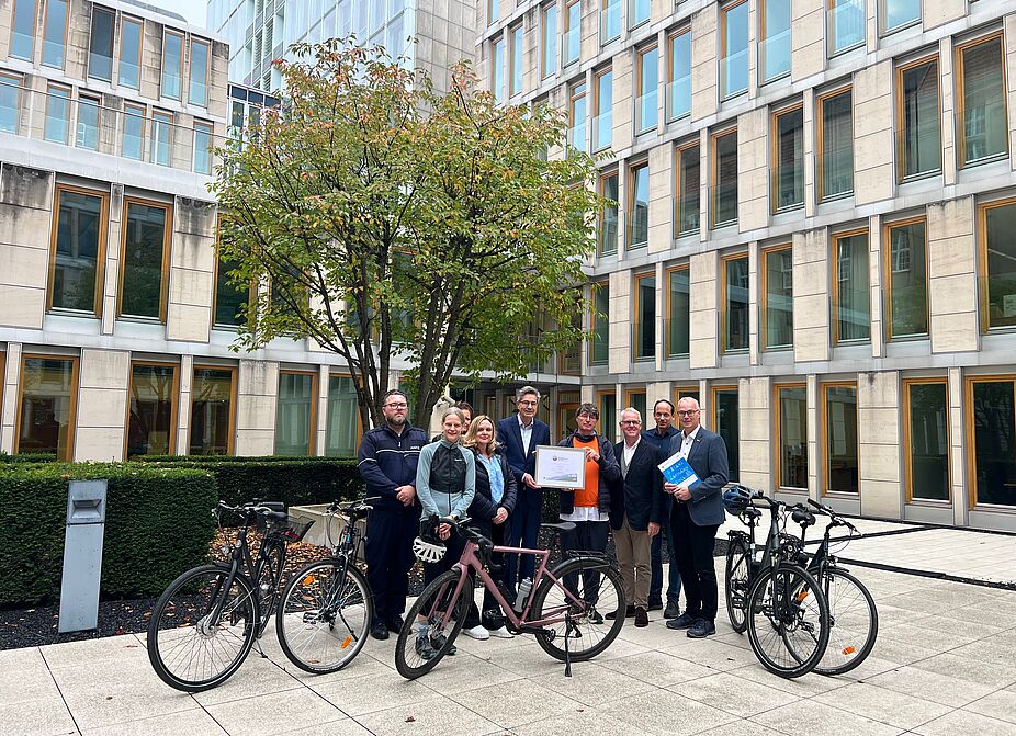 Zertifizierung Oberlandesgericht Düsseldorf Das Oberlandesgericht hat als erstes Gericht in Deutschland eine Zertifizierung der Fahrradfreundlichen Arbeitgeber erhalten. OLG-Präsdent Dr. Werner Richter nahm das Zertifikat für die Gold-Zertifizierung am 16. Oktober 2025 entgegen.