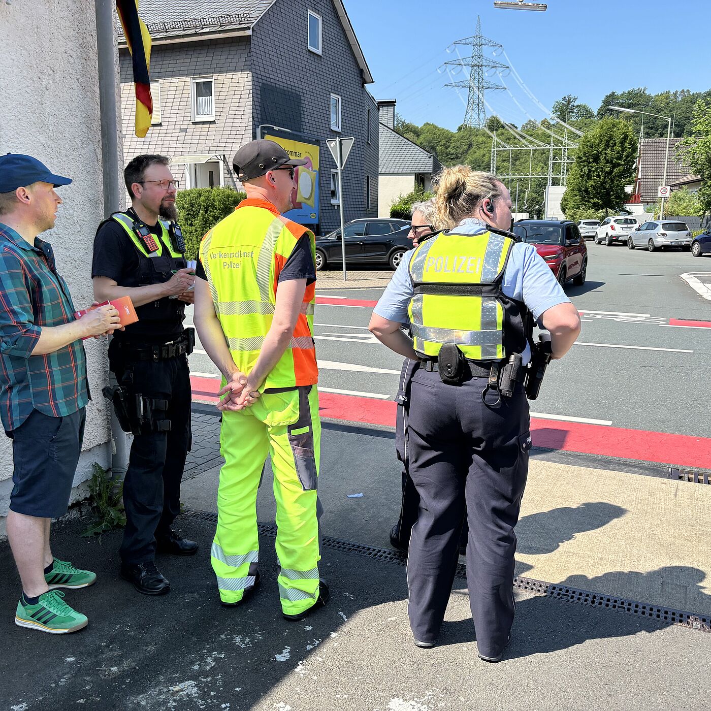 Kontrollpunkt Eiserfelder Straße Siegen-Eiserfeld Ein Team aus Polizei, Verkehrsdienst Polizei und ADFC beobachtet den Verkehr an einem der Kontrollpunkte.