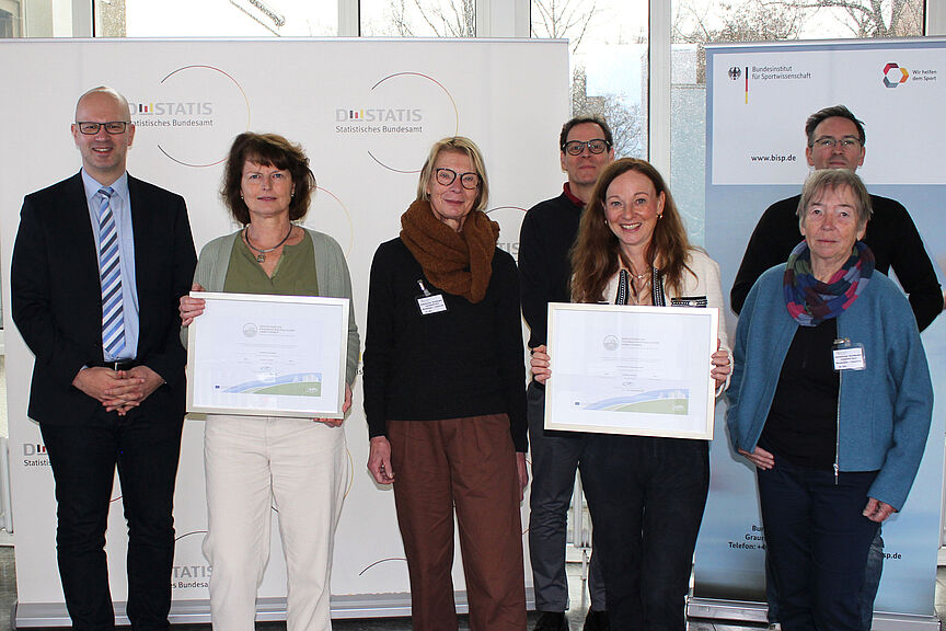BISp-Direktorin Andrea Schumacher (Zweite vorne rechts) und Dr. Birgit Settekorn (Destatis) erhielten die Urkunden von Elke Burbach (ADFC Bonn/Bildmitte). Quelle: BISp Urkundenübergabe bei Destatis und BISP in Bonn als Fahrradfreundliche Arbeitgeber - zertifiziert durch den ADFC.