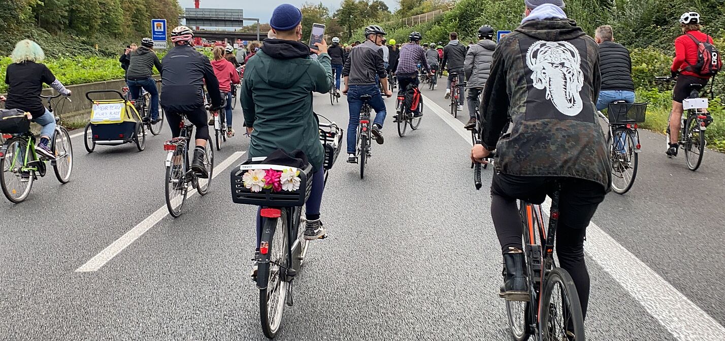 Symbolfoto Fahrradsternfahrt NRW Symbolbild: Radfahrende auf der Autobahn 40