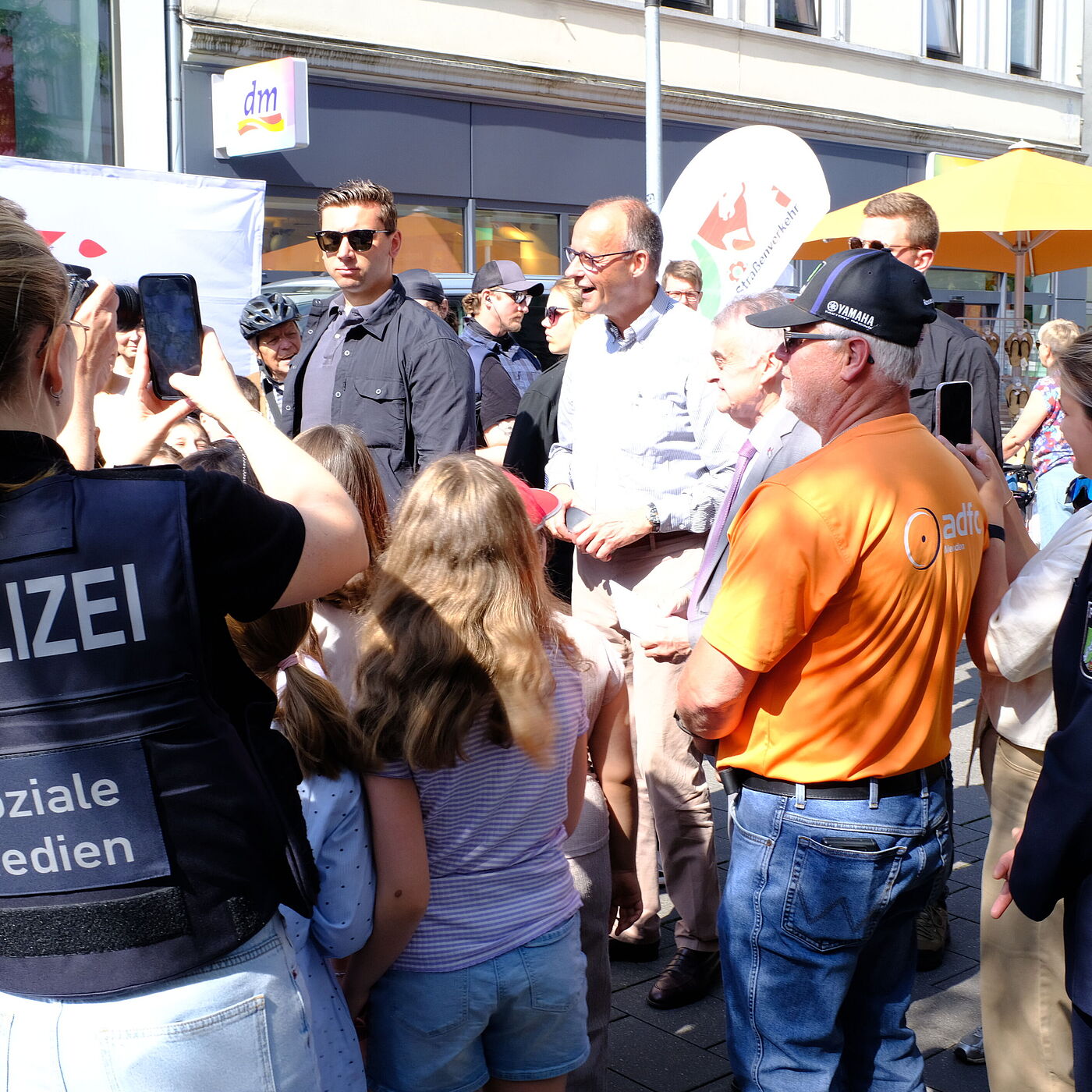 2026_05_30_SicherimStrassenverkehr_Arnsberg_ADFC-NRW Friedrich Merz besucht eine Veranstaltung für mehr Radverkehrssicherheit in NRW. Viele andere Personen.