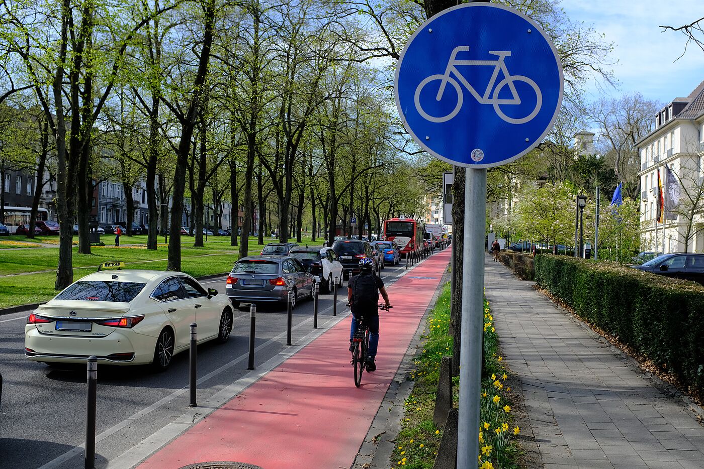 Fahrradstreifen mit baulicher Trennung in Aachen Fahrradstreifen mit baulicher Trennung in Aachen
