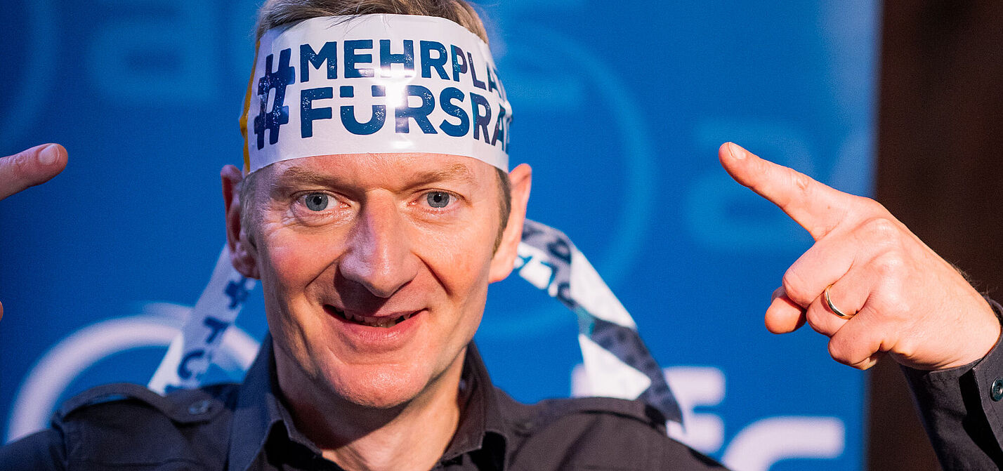 Michael Kessler auf dem 1. Nationalen Radtourismus Kongress Michael Kessler mit ADFC-Kampagnen-Flasserband als Stirnband