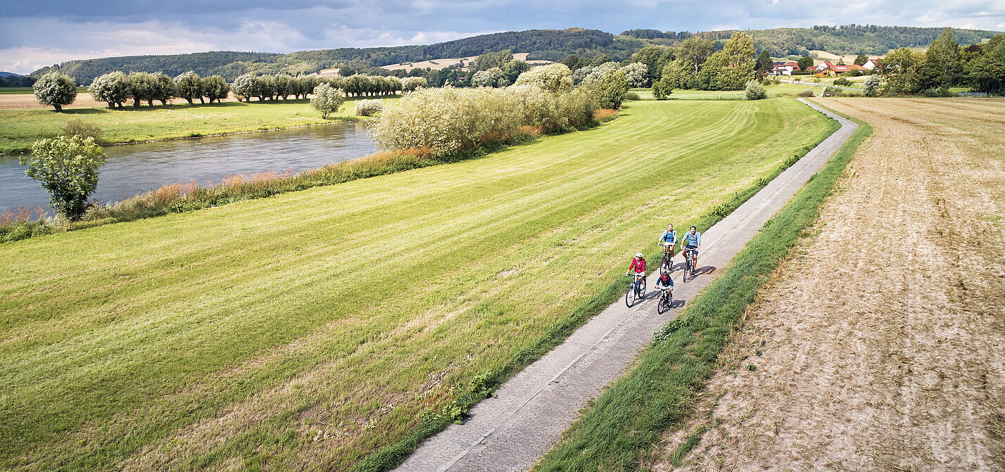 Mit der Familie im Radurlaub - hier auf der ADFC-Qualitätsradroute Weser-Radweg.