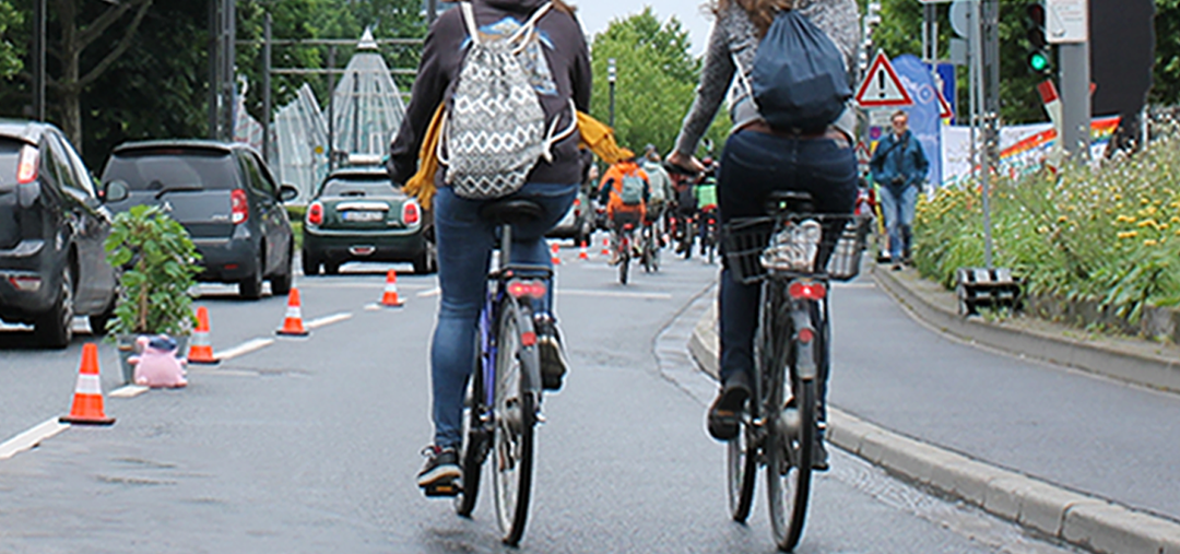 ADFC-Aktionstag für Pop-up-Radwege Zwei Frauen fahren Rad auf einem Pop-up-Radweg