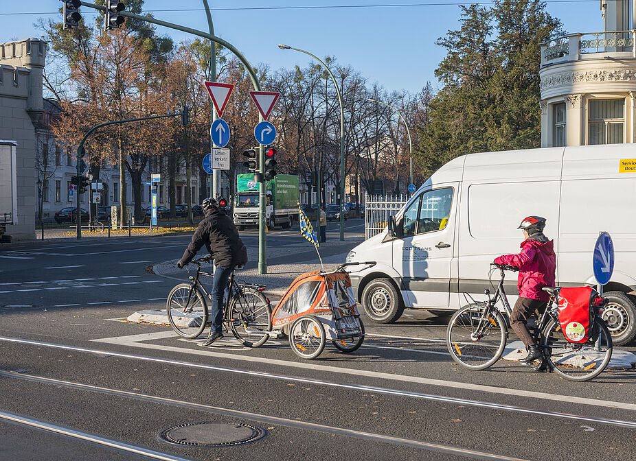 Fahrradfahren in der Stadt - separate, gut erkennbare Radfahrstreifen Fahrradfahren in der Stadt - separate, gut erkennbare Radfahrstreifen