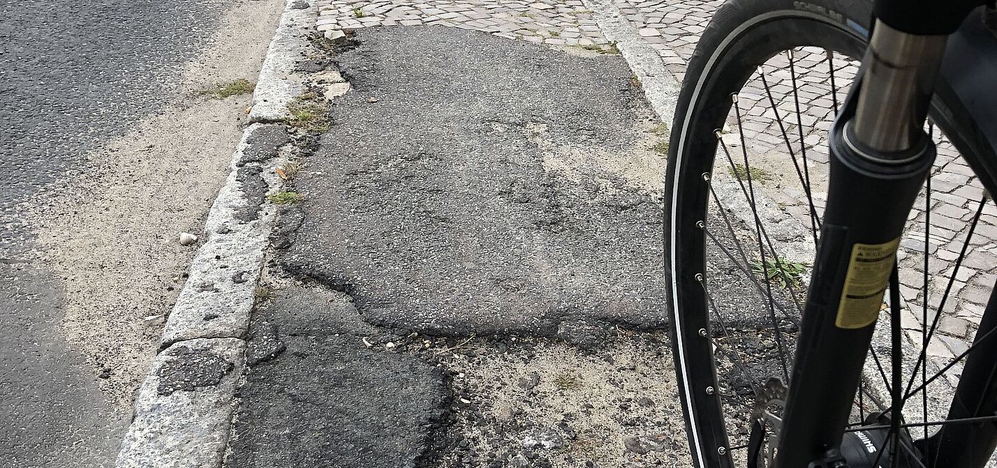 Zu schmaler, schlechter Radweg aufgebrochener Radweg
