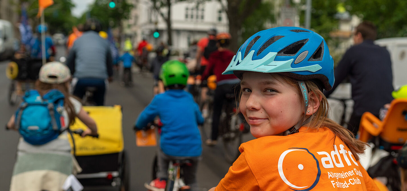 Kidical Mass Berlin Kind auf Fahrrad schaut in die Kamera