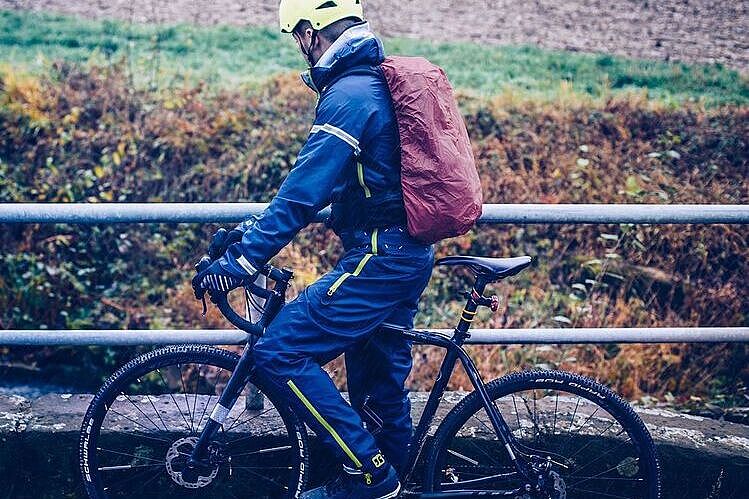 Ein Regenoverall für Radfahrende. 