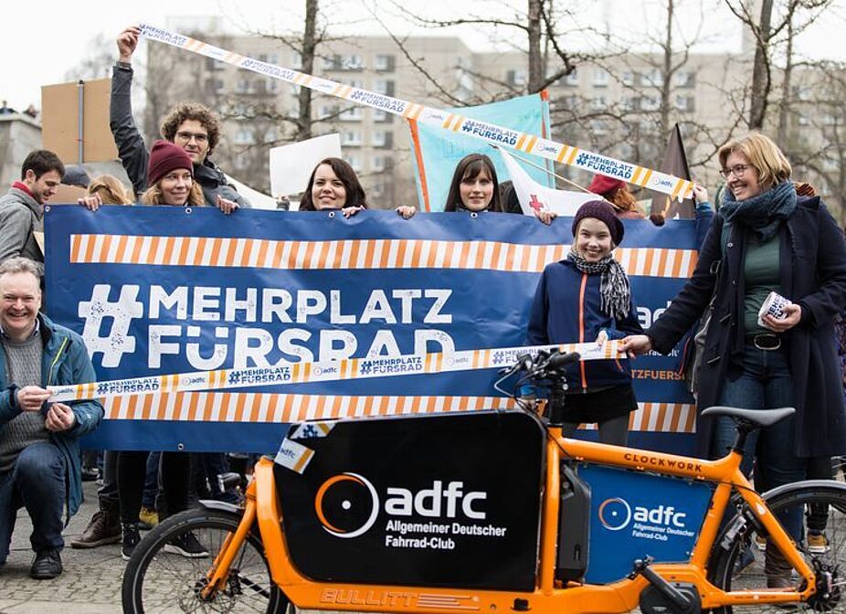 Demo Fridays for Future ADFC-Mitarbeiter demonstrieren bei Fridays for Futur mit Banner Mehr Platz fürs Rad